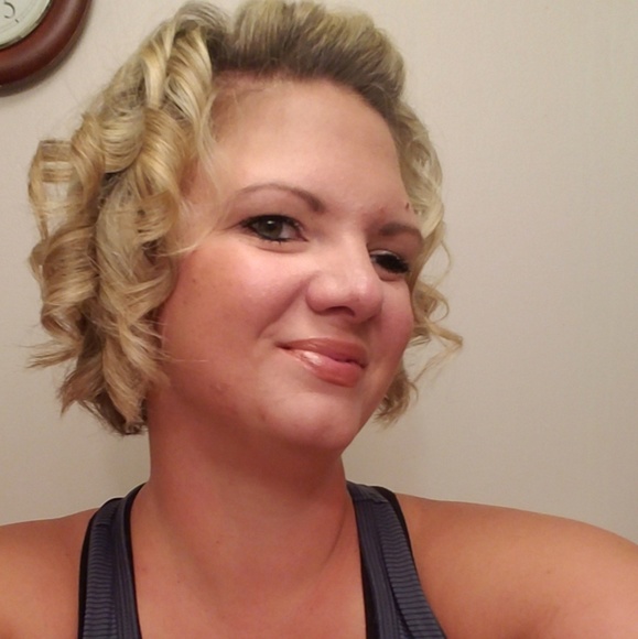 Meet your Posher, Melissa - Picture 1 of 2